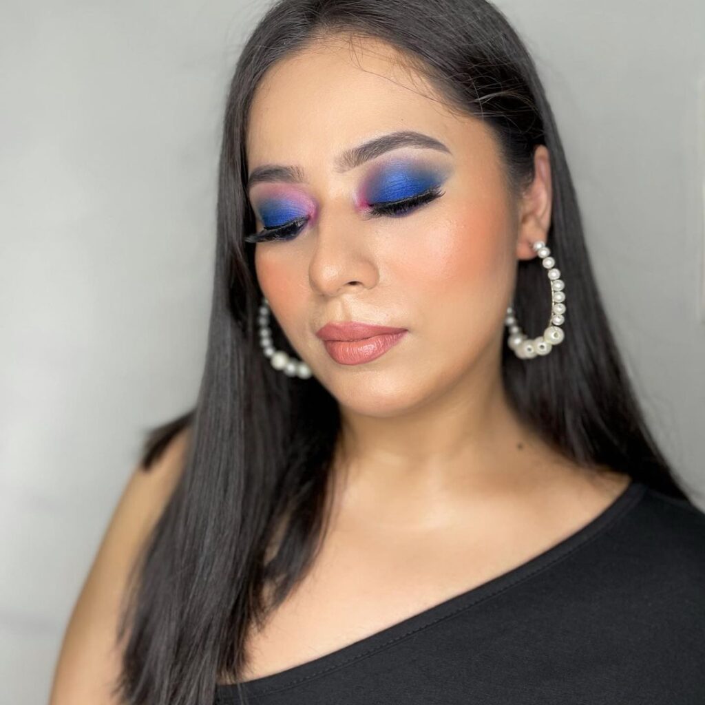 Maquillaje de ojos ahumados azul eléctrico