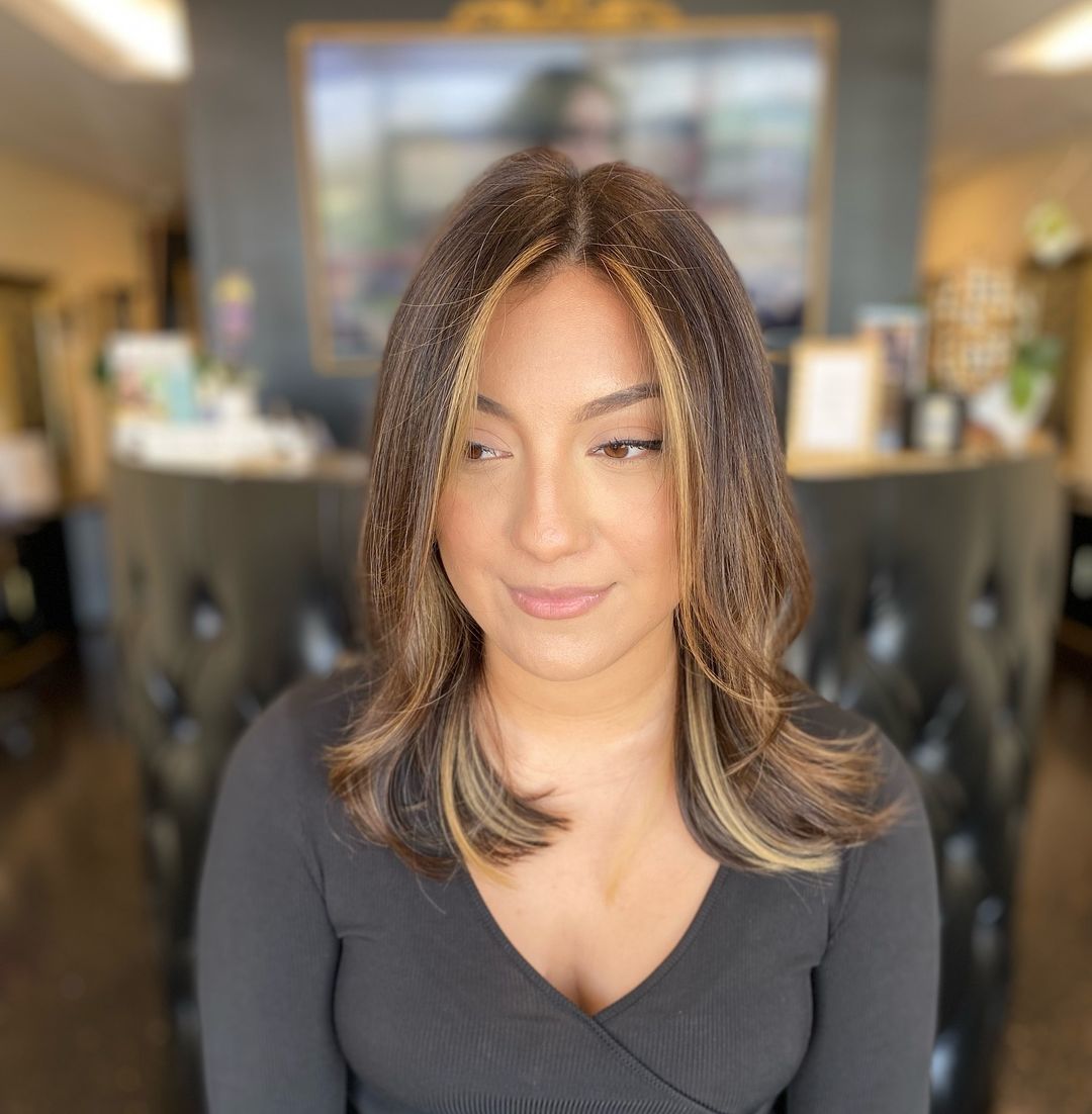 balayage che incornicia il viso su bruna scura