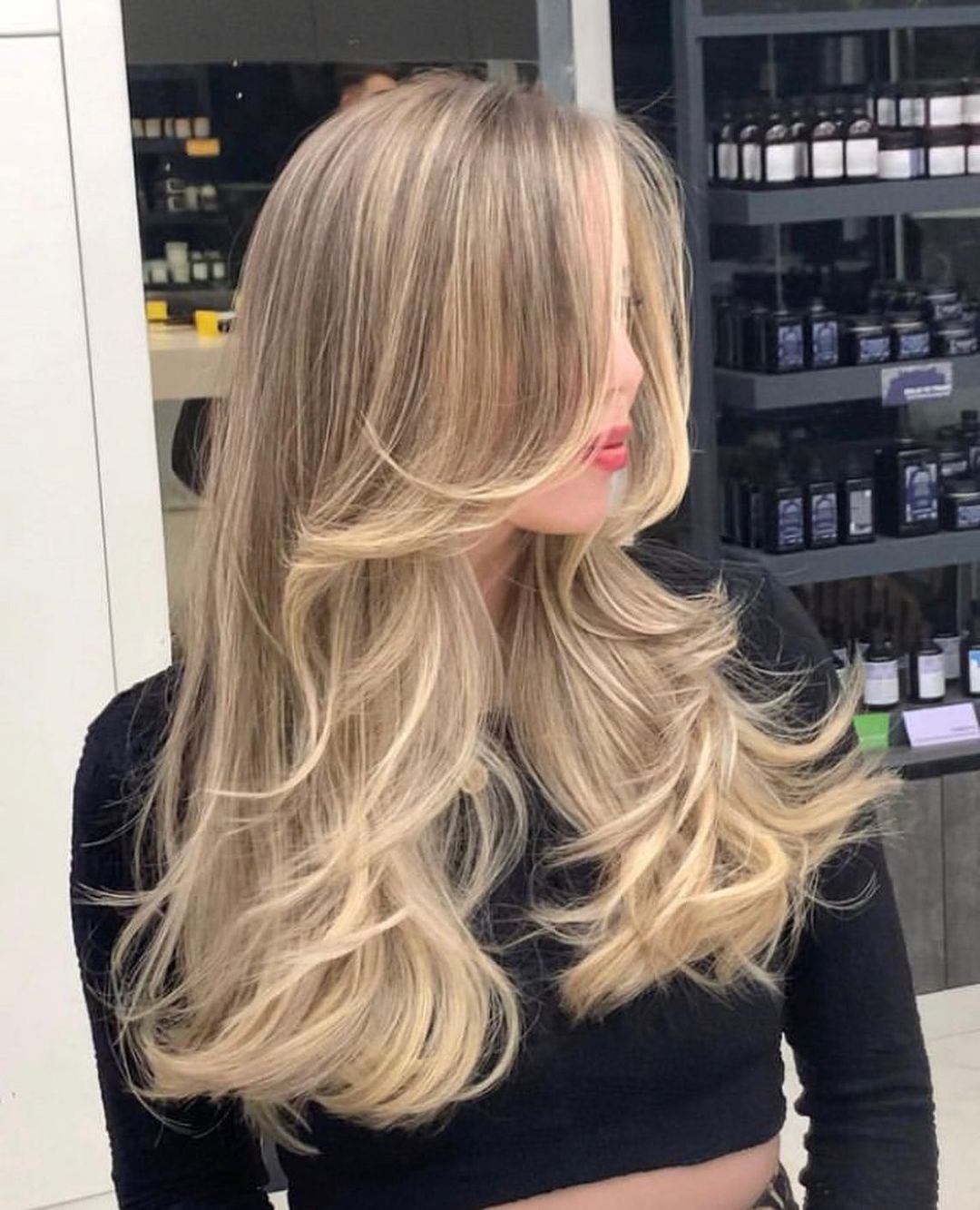 balayage biondo autunnale con taglio a strati