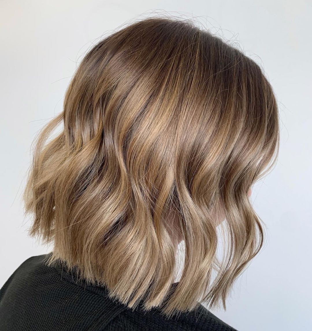 balayage biondo di ispirazione autunnale su taglio bob