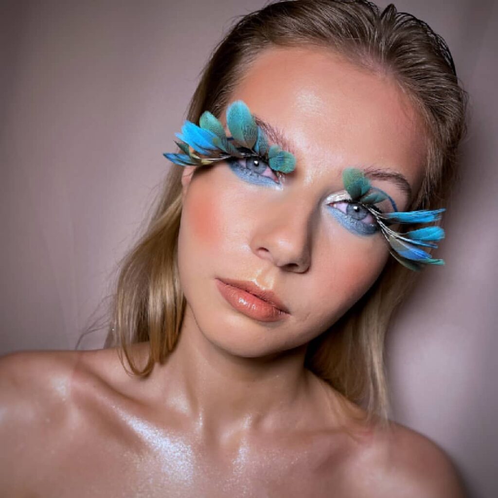 Maquillaje de plumas para ojos azules