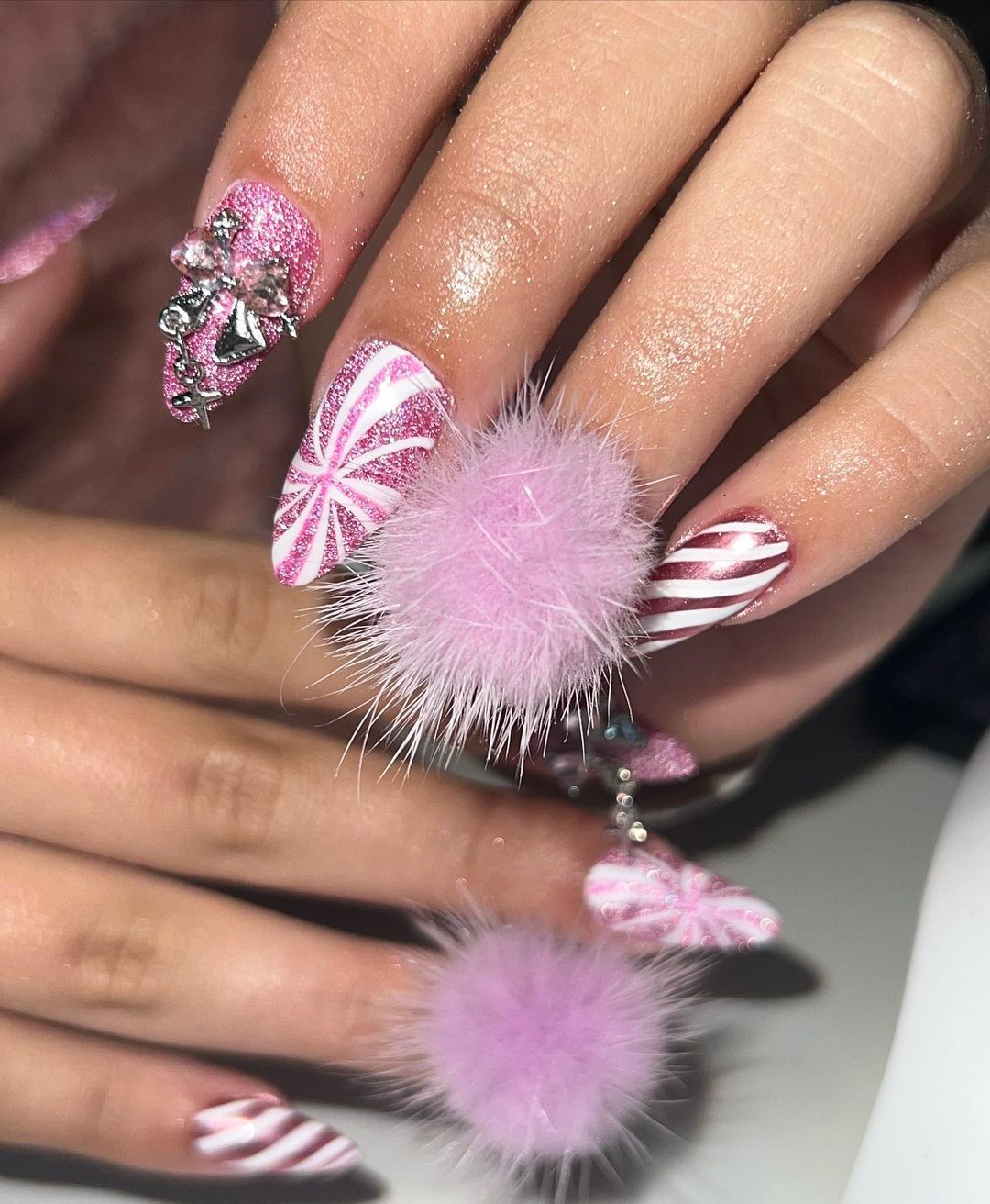 ongles de noël rose et duveteux