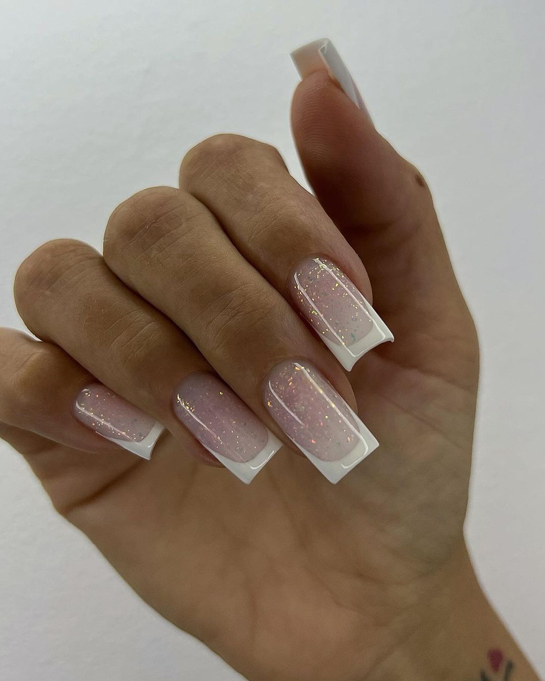 francês em forma de unhas brilhantes