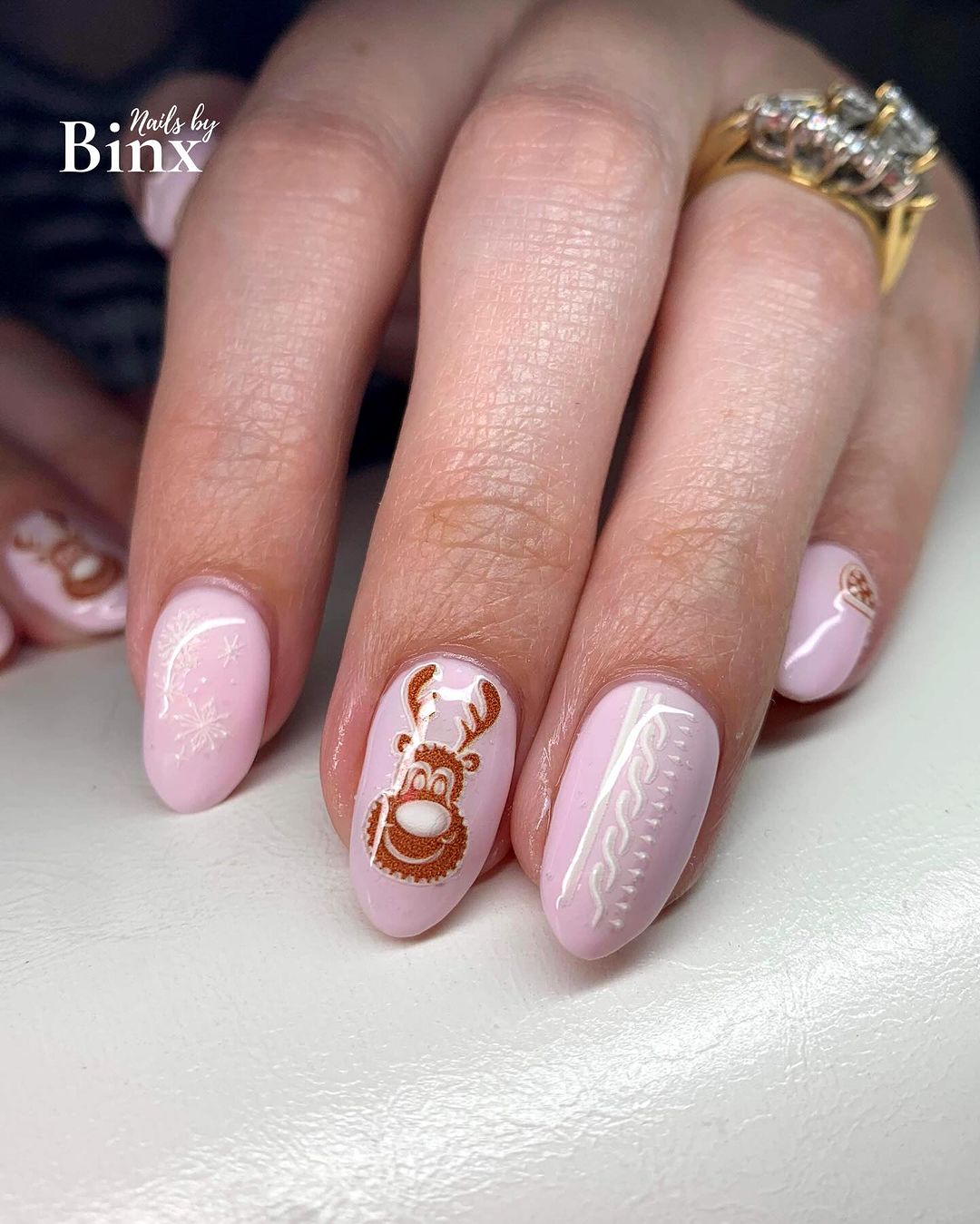 ongles de noël rose givré