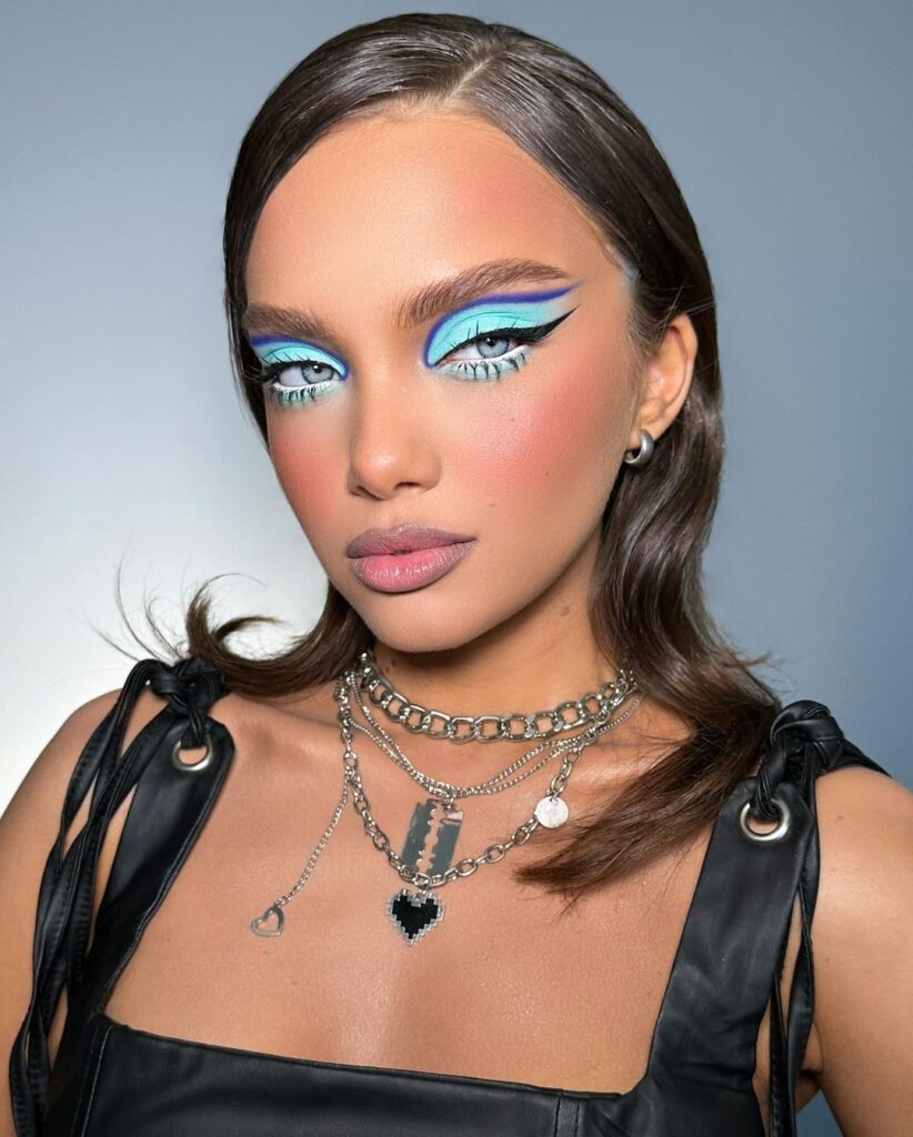 Maquillage futuriste look yeux bleus