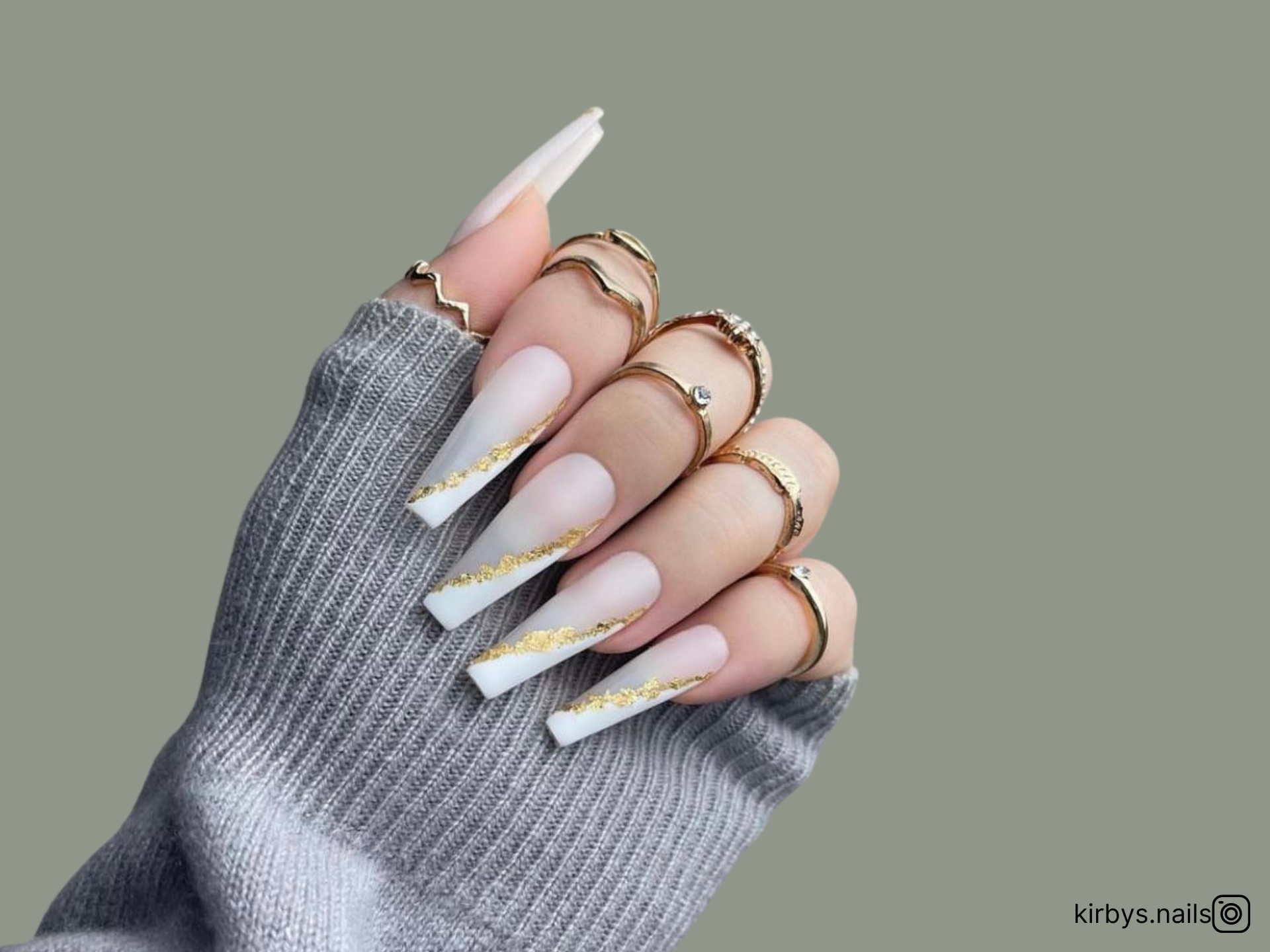 Préparez-vous à rencontrer le combo d'ongles blanc et or de vos rêves