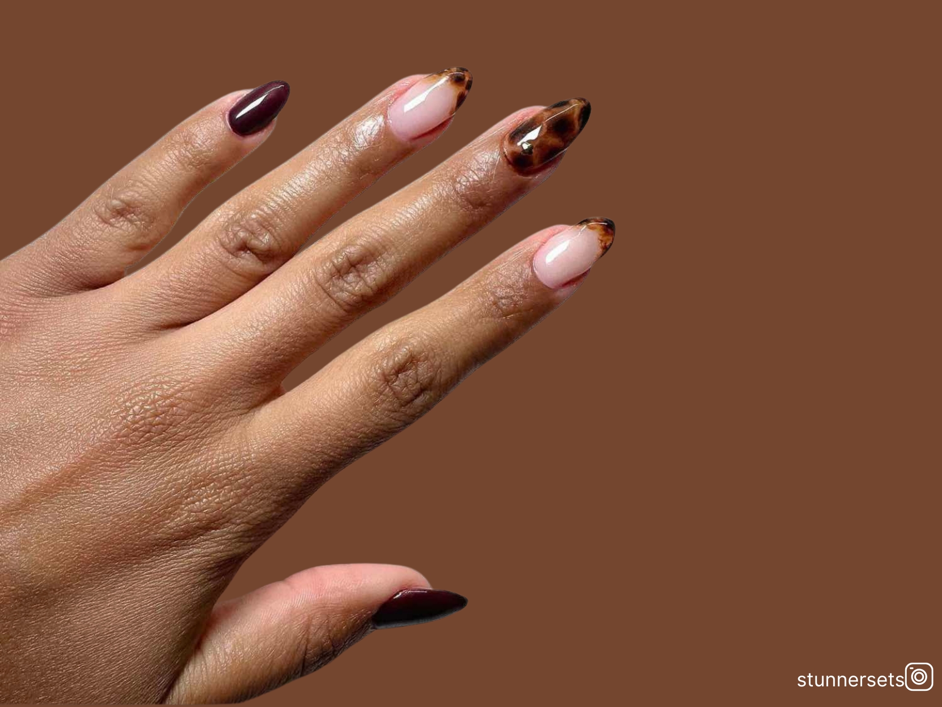 Prepare-se para arrasar na tendência das unhas de tartaruga com estes 22 designs de obras-primas