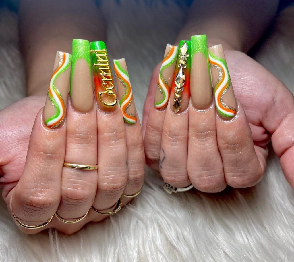 Ongles verts et orange en forme de tourbillon