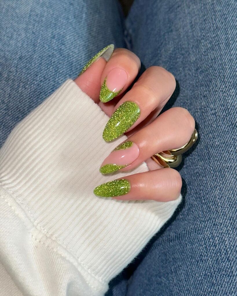 Uñas francesas con purpurina verde