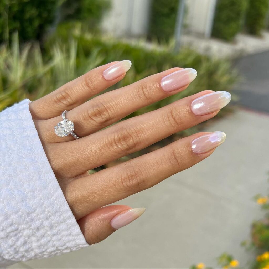 Les ongles perlés de Hailey Bieber