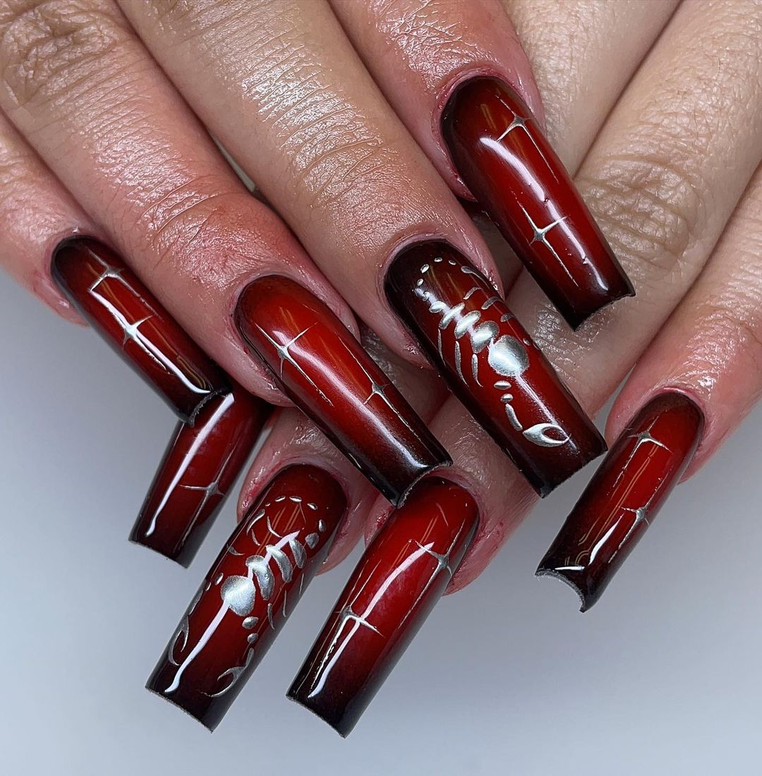 unhas da senhora de escorpião vermelho