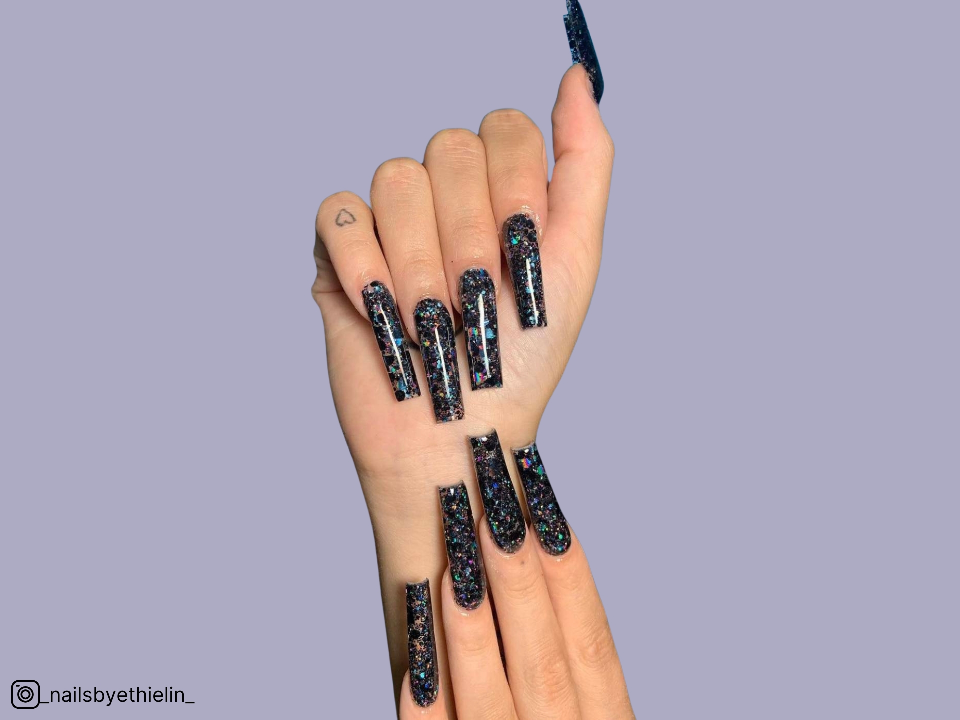 ongles noirs pailletés