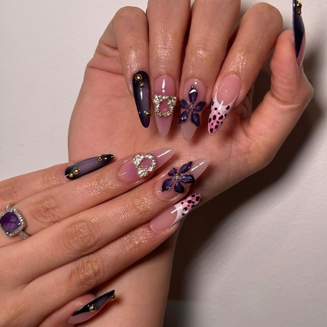 desenho de unhas floral de libra