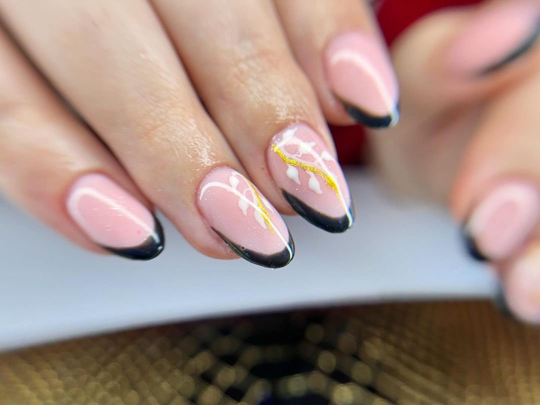 muguet noir french tip nails