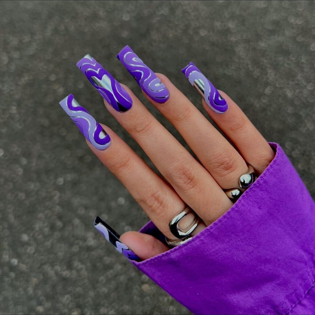 Longs ongles violets de cercueil