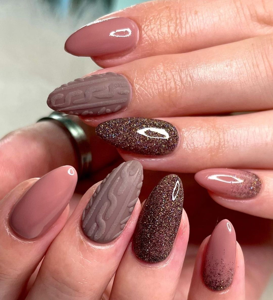 Plus d'ongles de chandails d'automne mauves