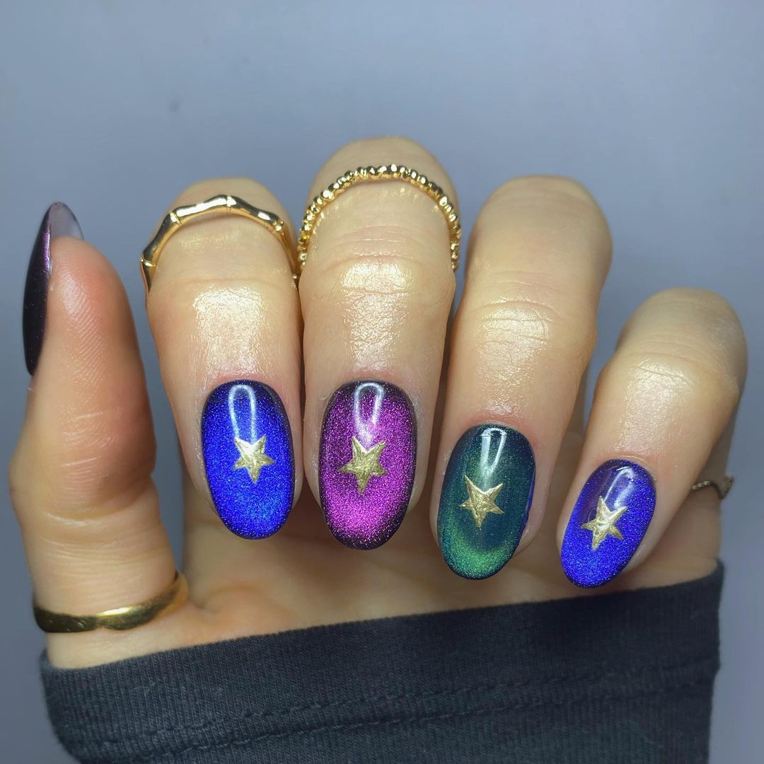 ongles multicolores en forme d'étoile mystique