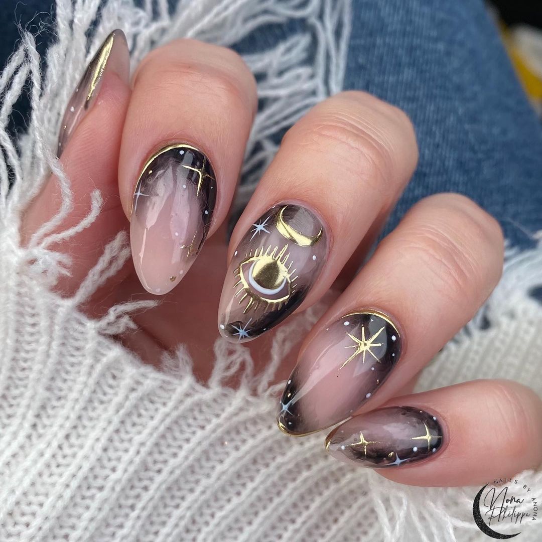 unhas de amêndoa místicas pretas e douradas