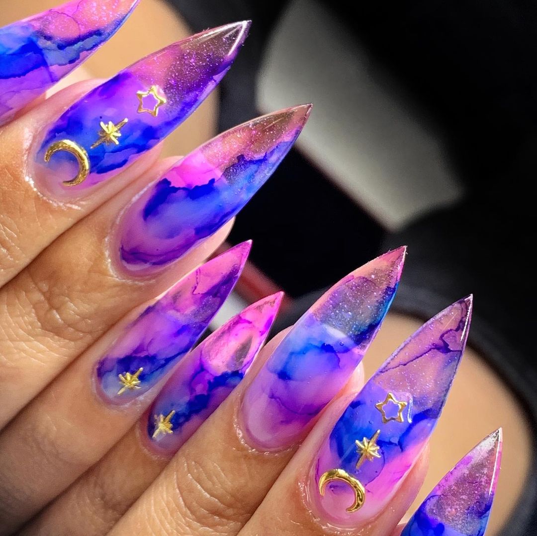 ongles stiletto à l'aquarelle mystique