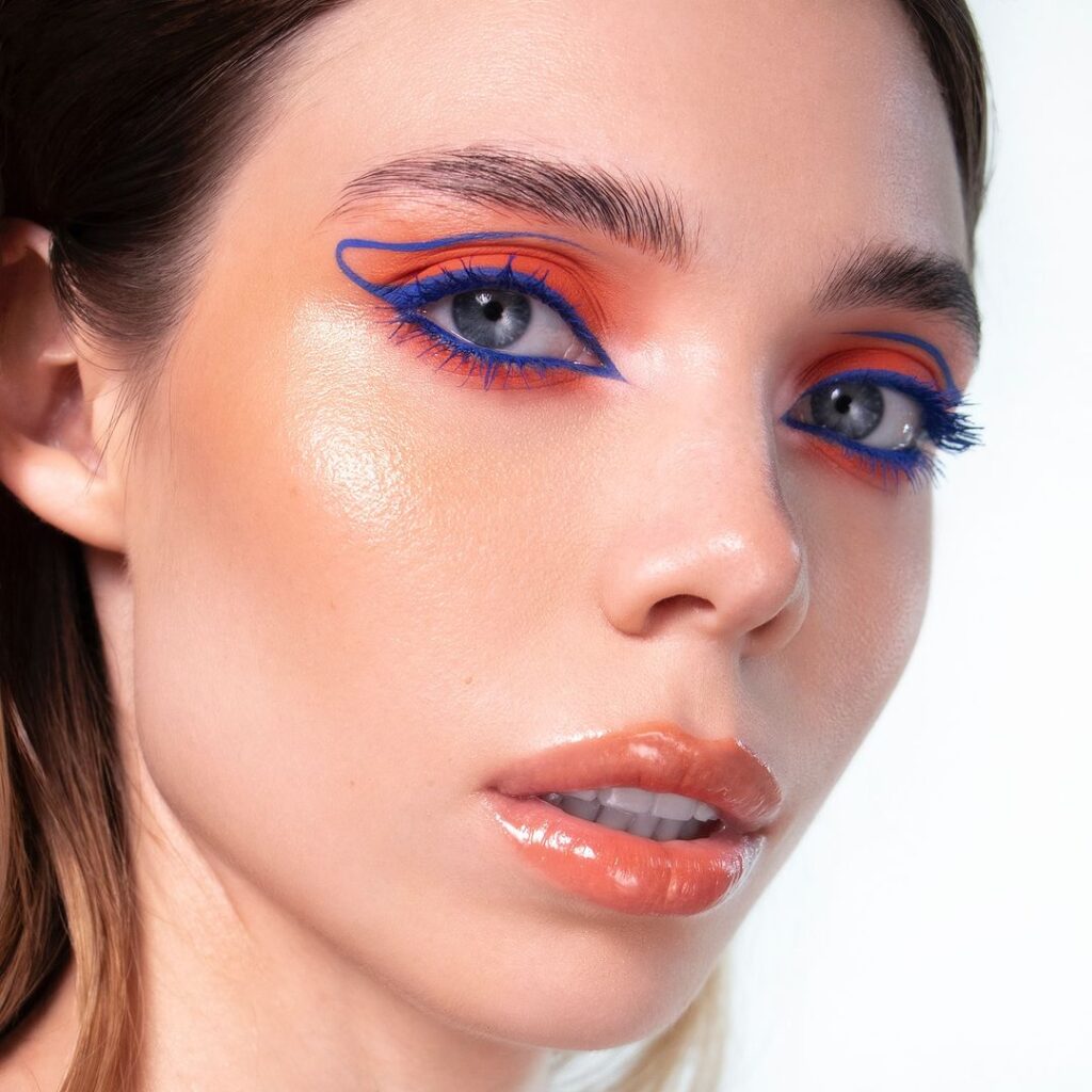 Maquillaje azul marino