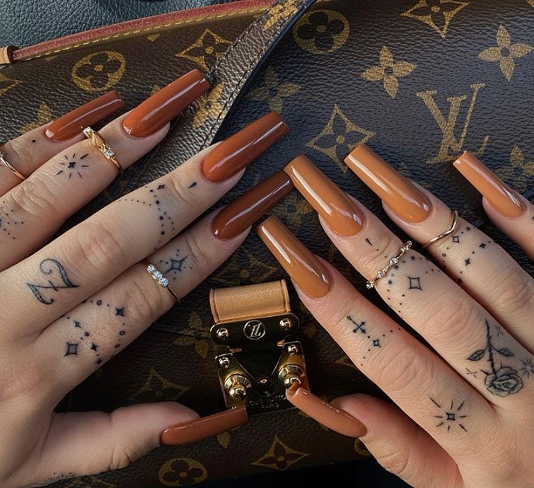 uñas acrílicas nude de otoño