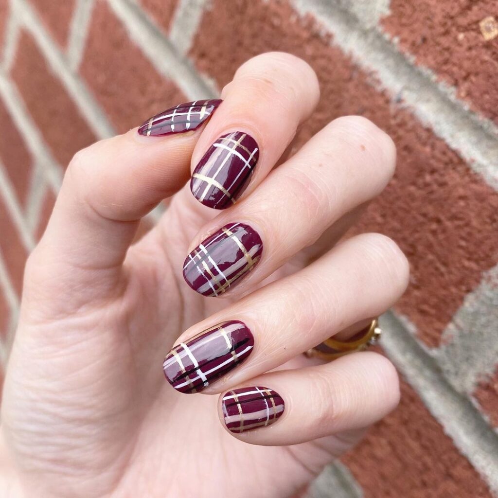 Ongles violets à carreaux