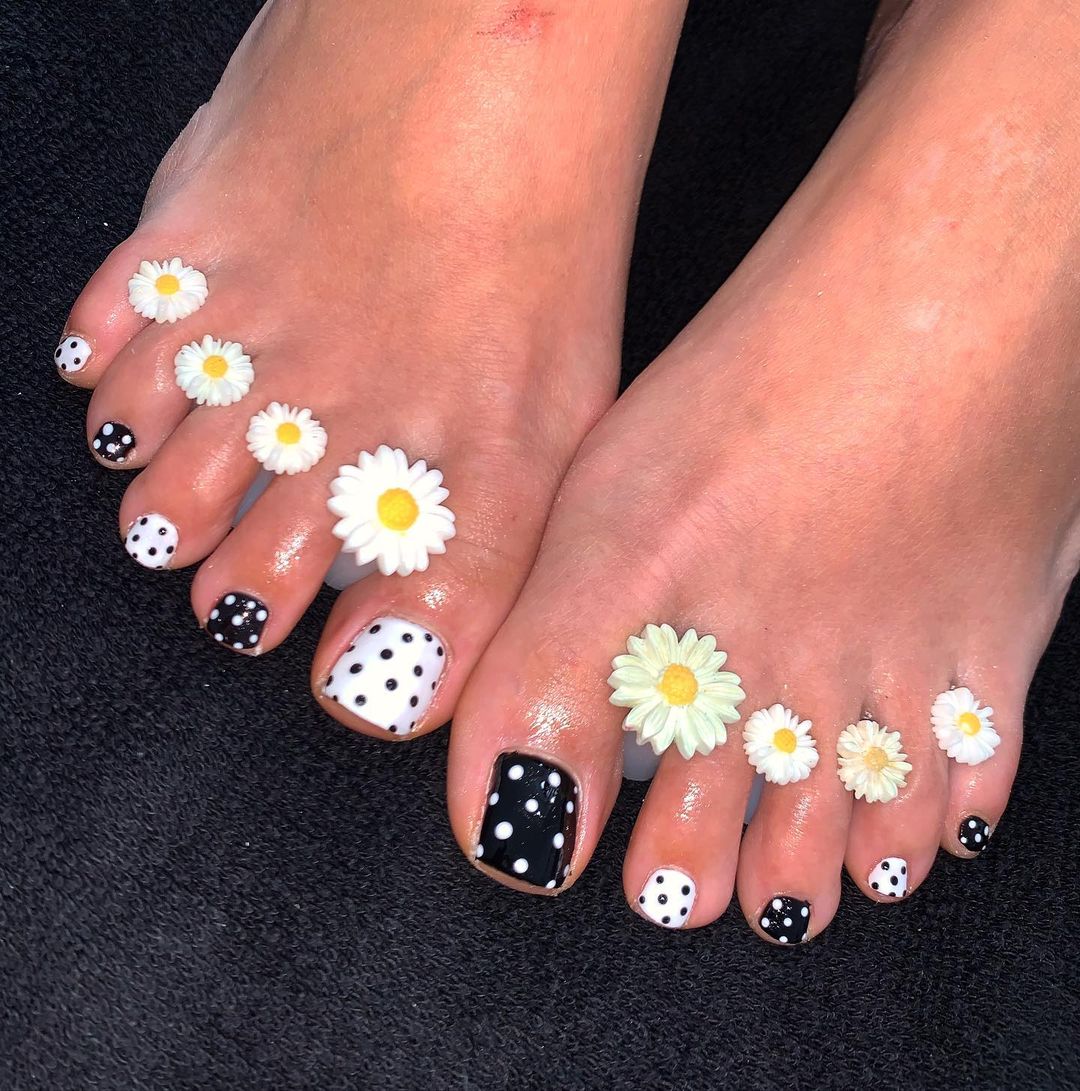 polka dots gel toenail design