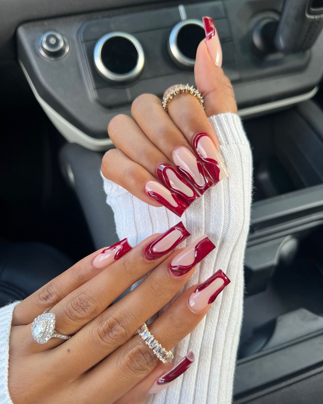 Les ongles de couleur bordeaux sont très attrayants