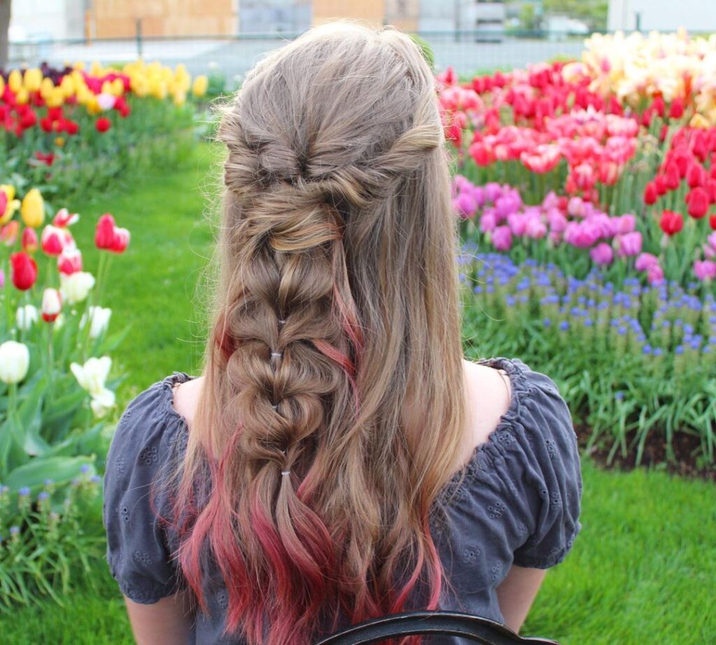 Tresses à bouts rouges tirés