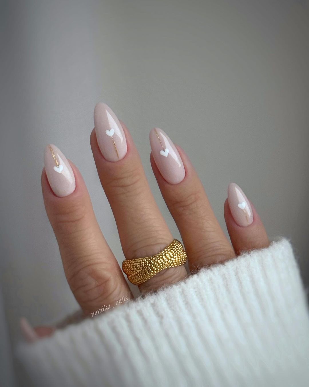 ongles minimalistes à cœur pur