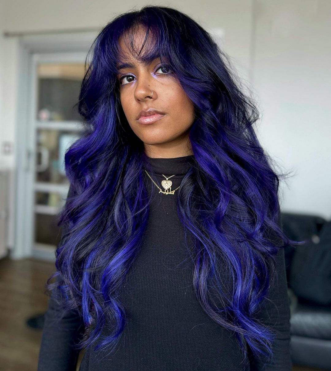 le violet est la nouvelle couleur de cheveux noire et vive