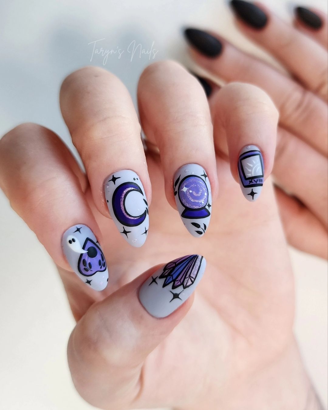 ongles violets de sorcière