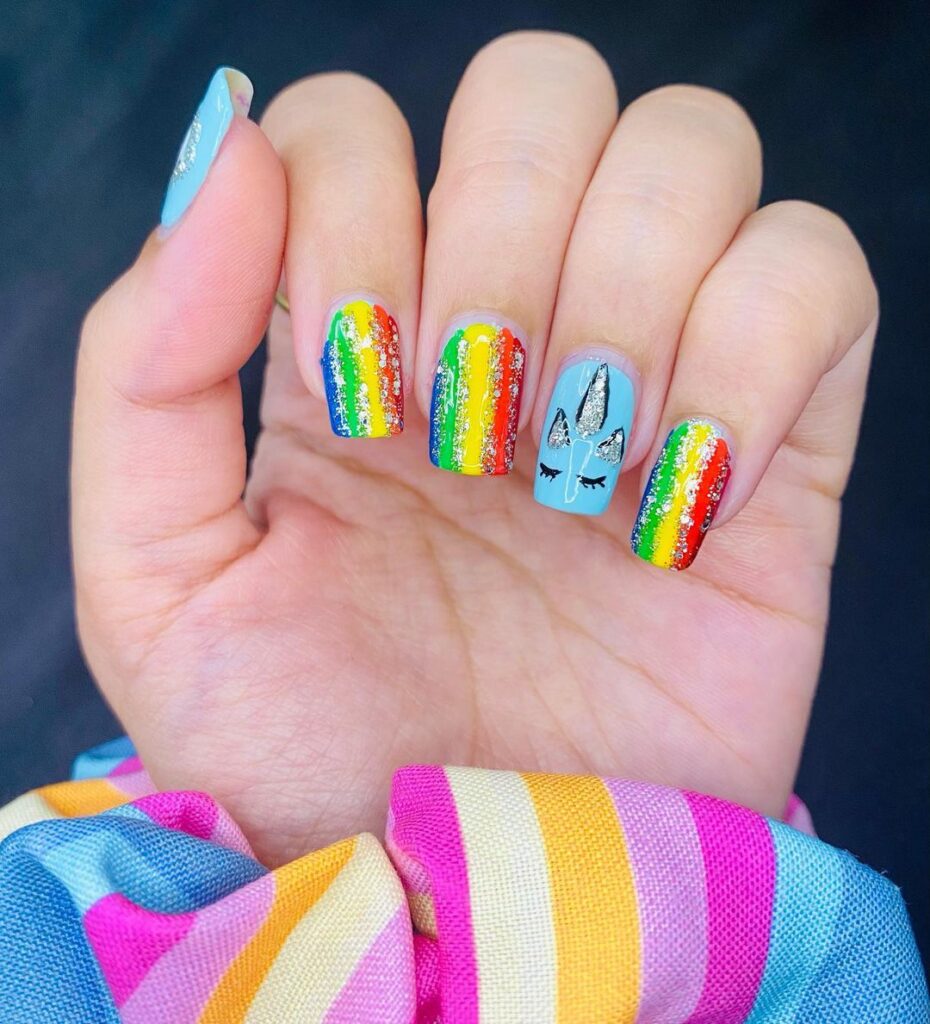 Uñas arco iris y unicornio