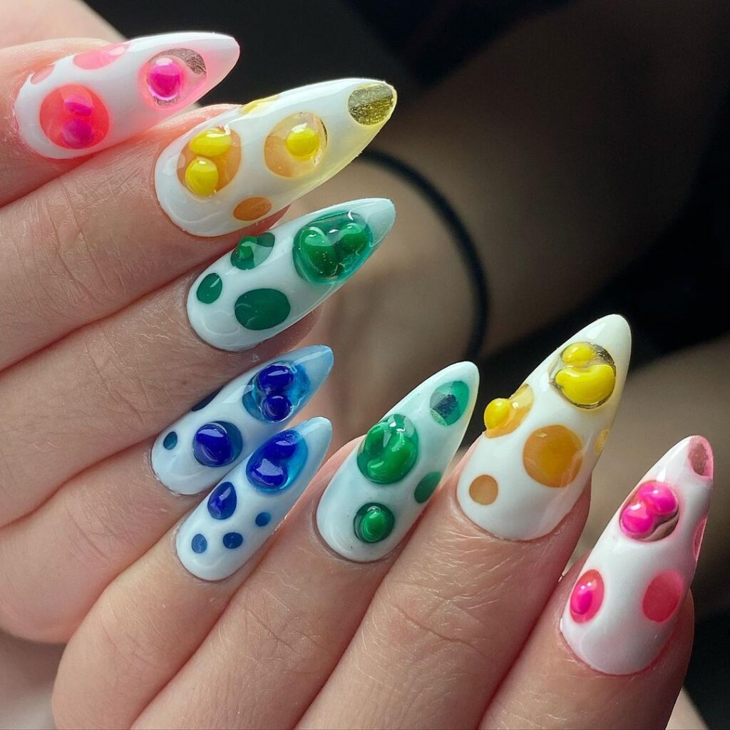 Uñas de almendra burbujeante arco iris