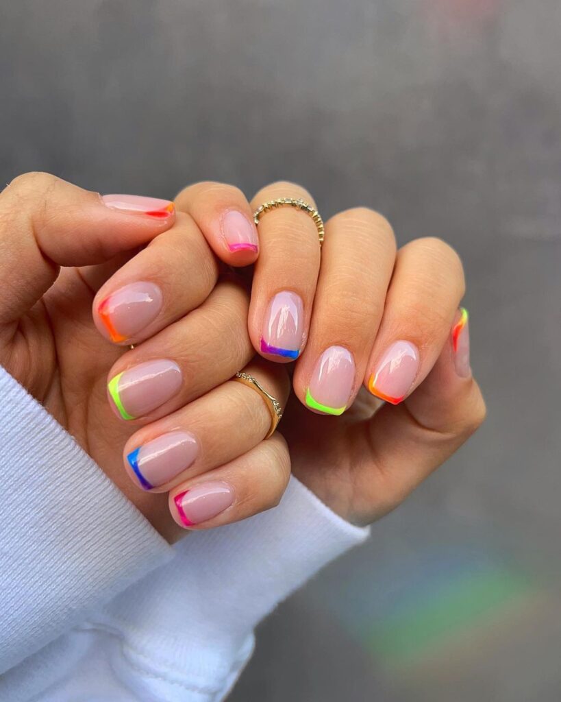 Unghie french tip arcobaleno