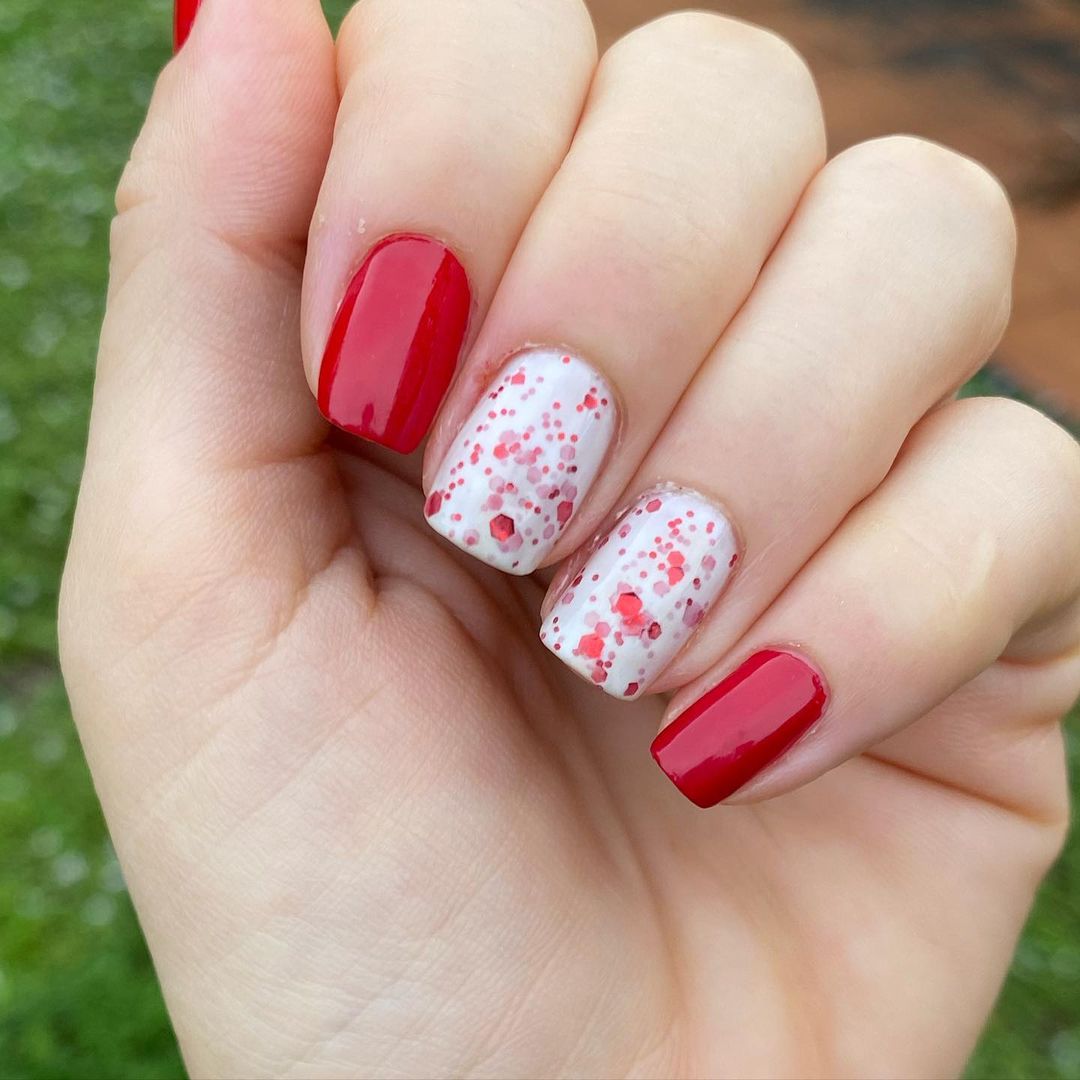 ongles carrés rouges et blancs de Noël