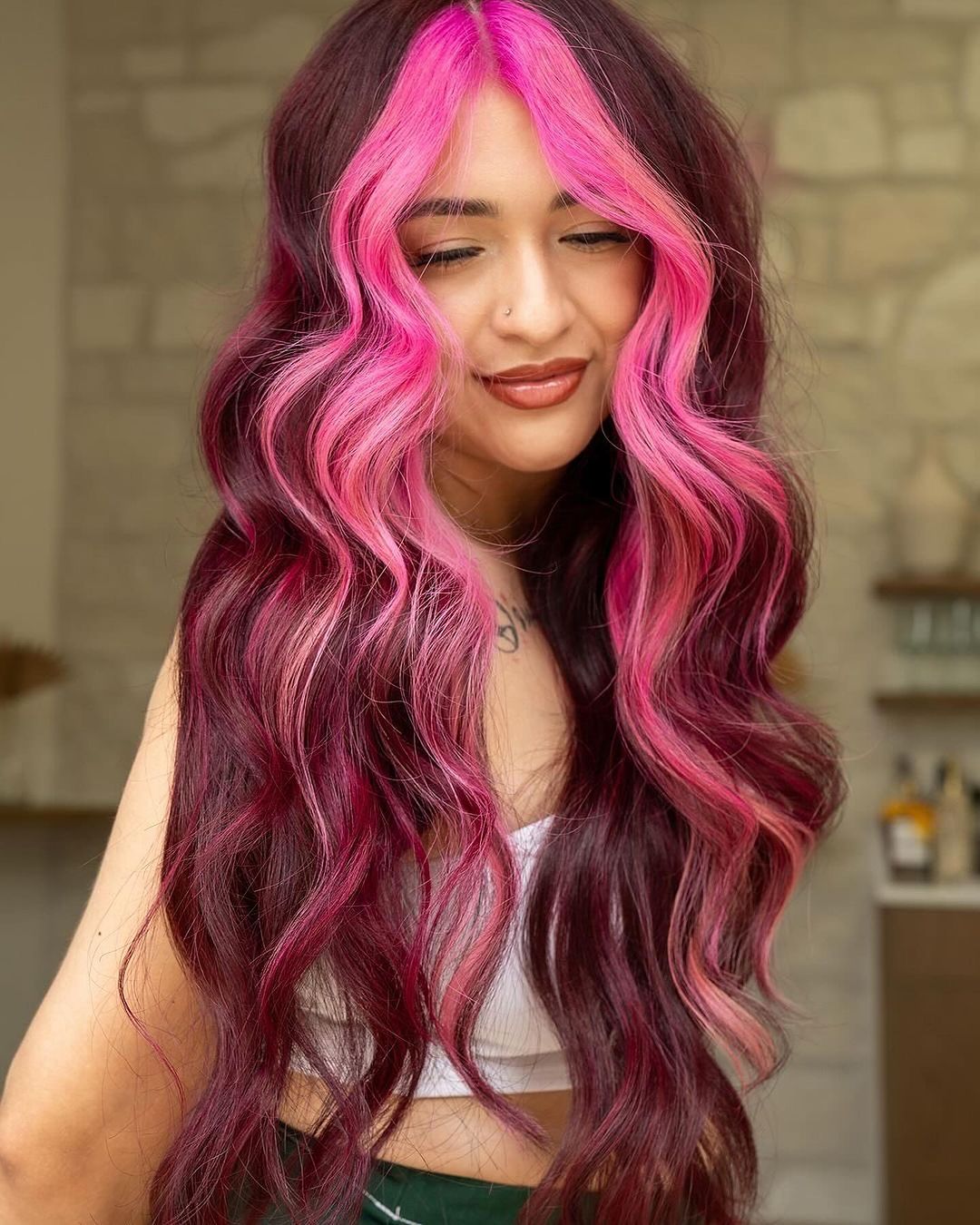 cabelo ruivo com madeixas cor-de-rosa