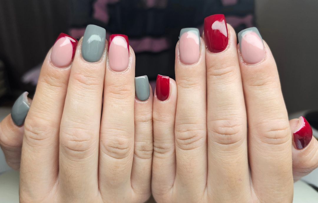 ongles rouges et gris