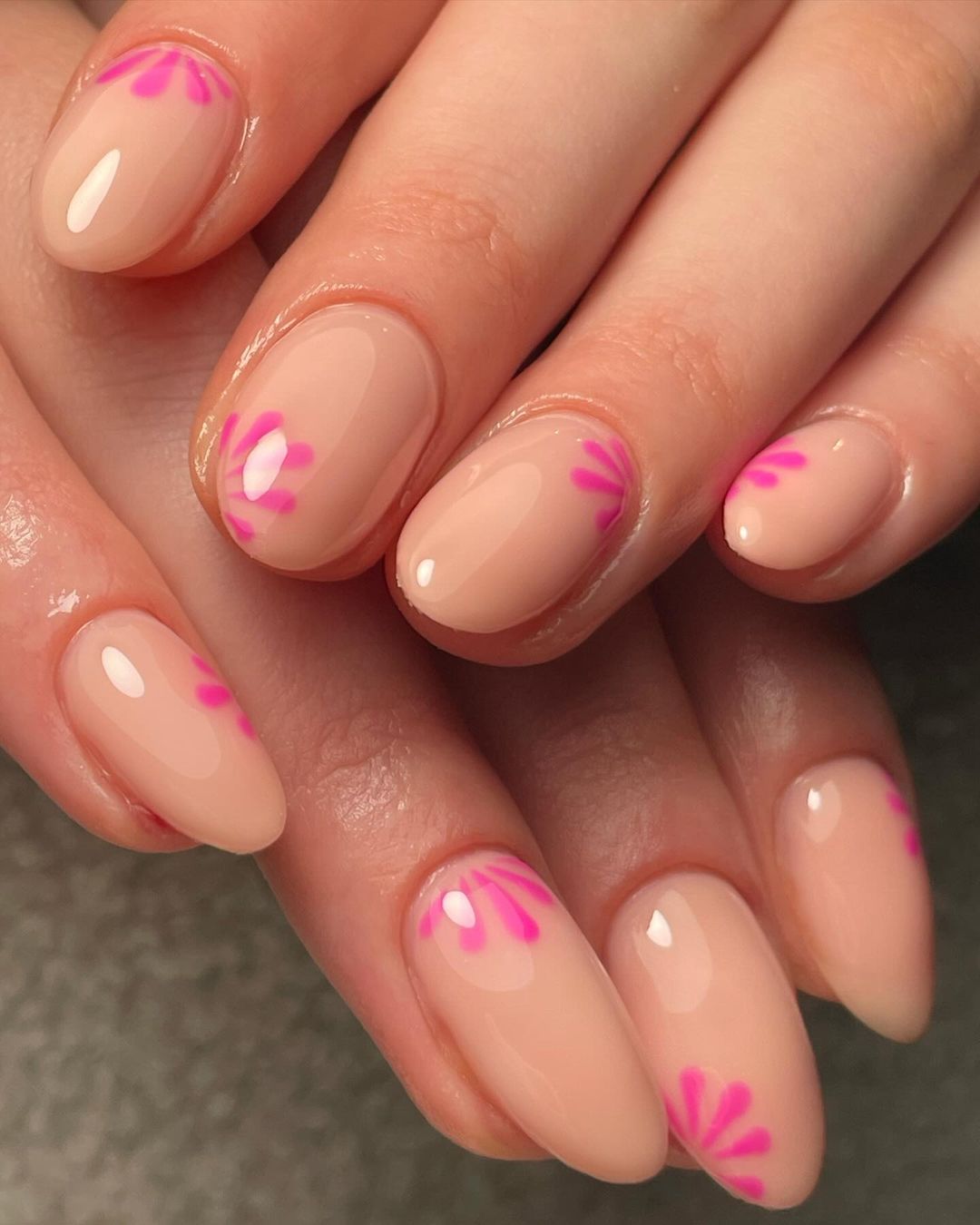 ongles roses pour un bonheur sans fin