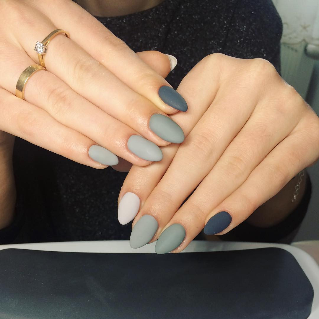 Nuances de gris pour les ongles