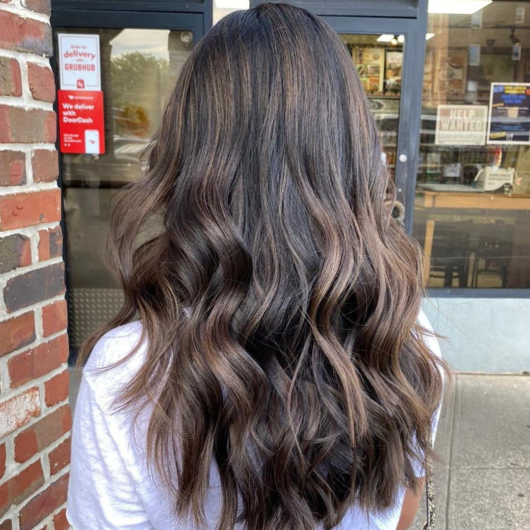 nuances de nougat balayage cheveux