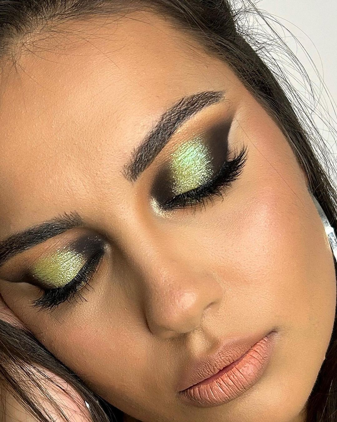 maquillaje de ojos ahumados en verde brillante