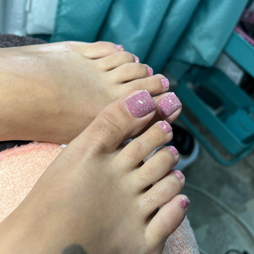 shimmering gel toenails