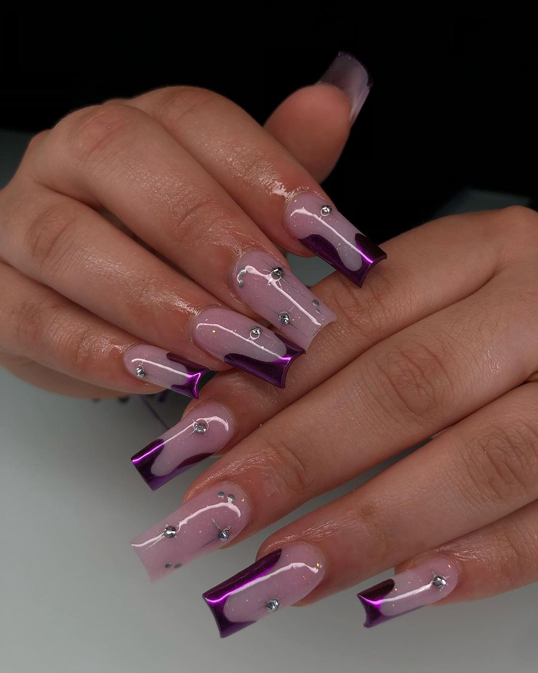 moment de brillance ongles mauves chromés