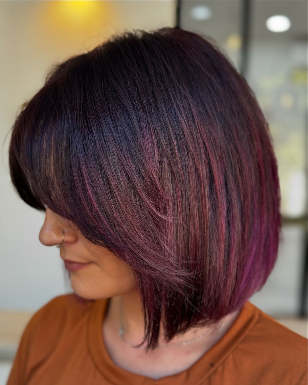 capelli corti bordeaux con sfumature di viola