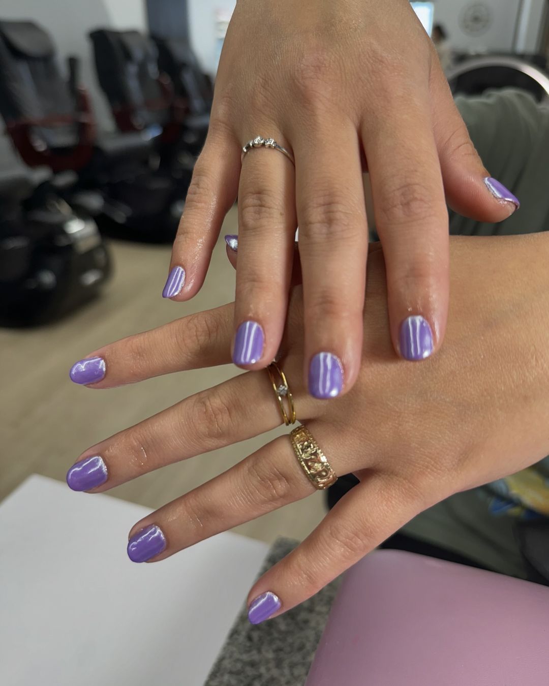 unhas curtas de gel lavanda cromado