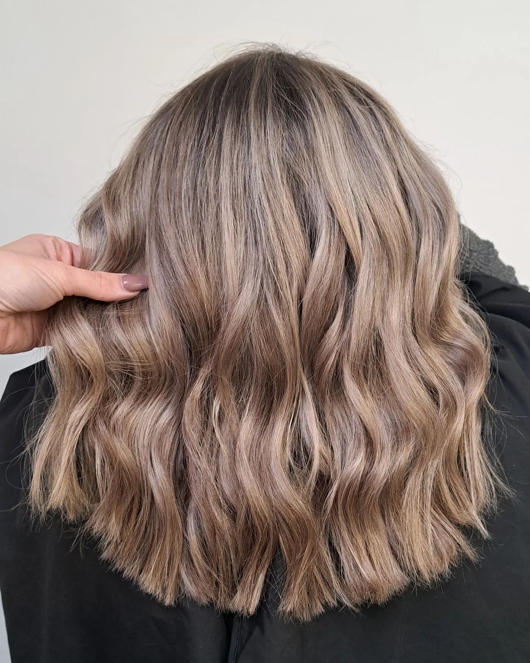 capelli corti biondi balayage