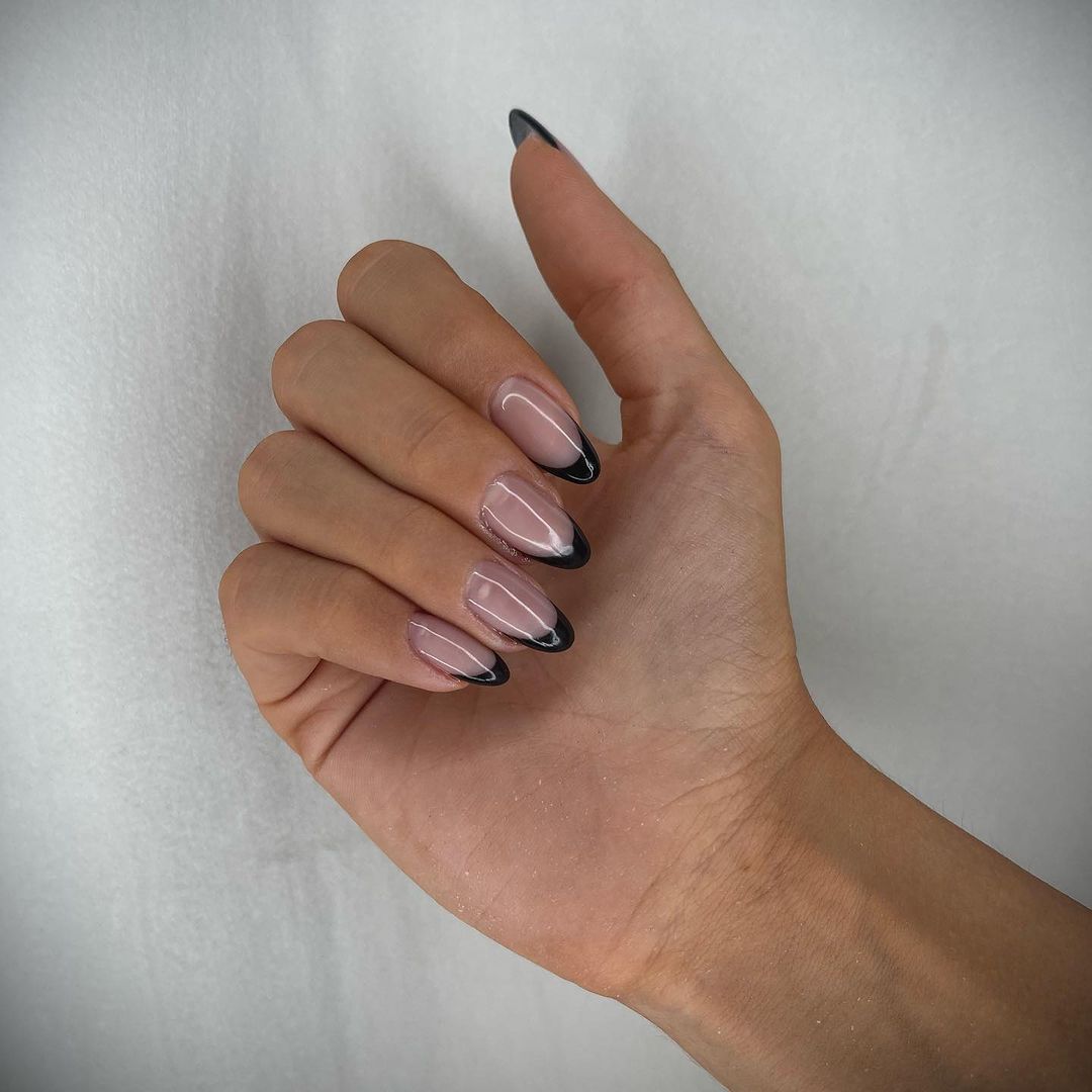 ongles simples en gel noir à pointe française