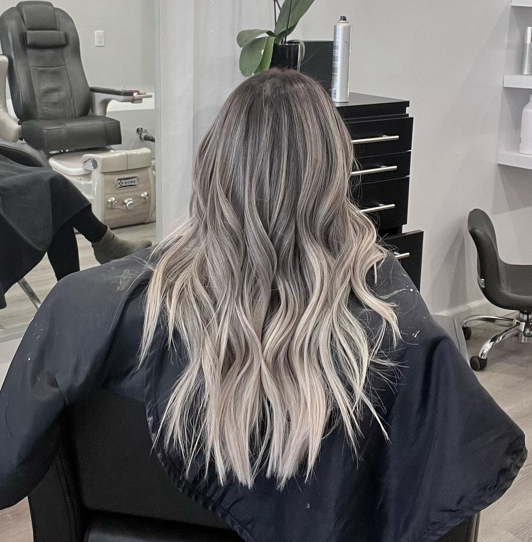 cheveux balayage chauds et fumants