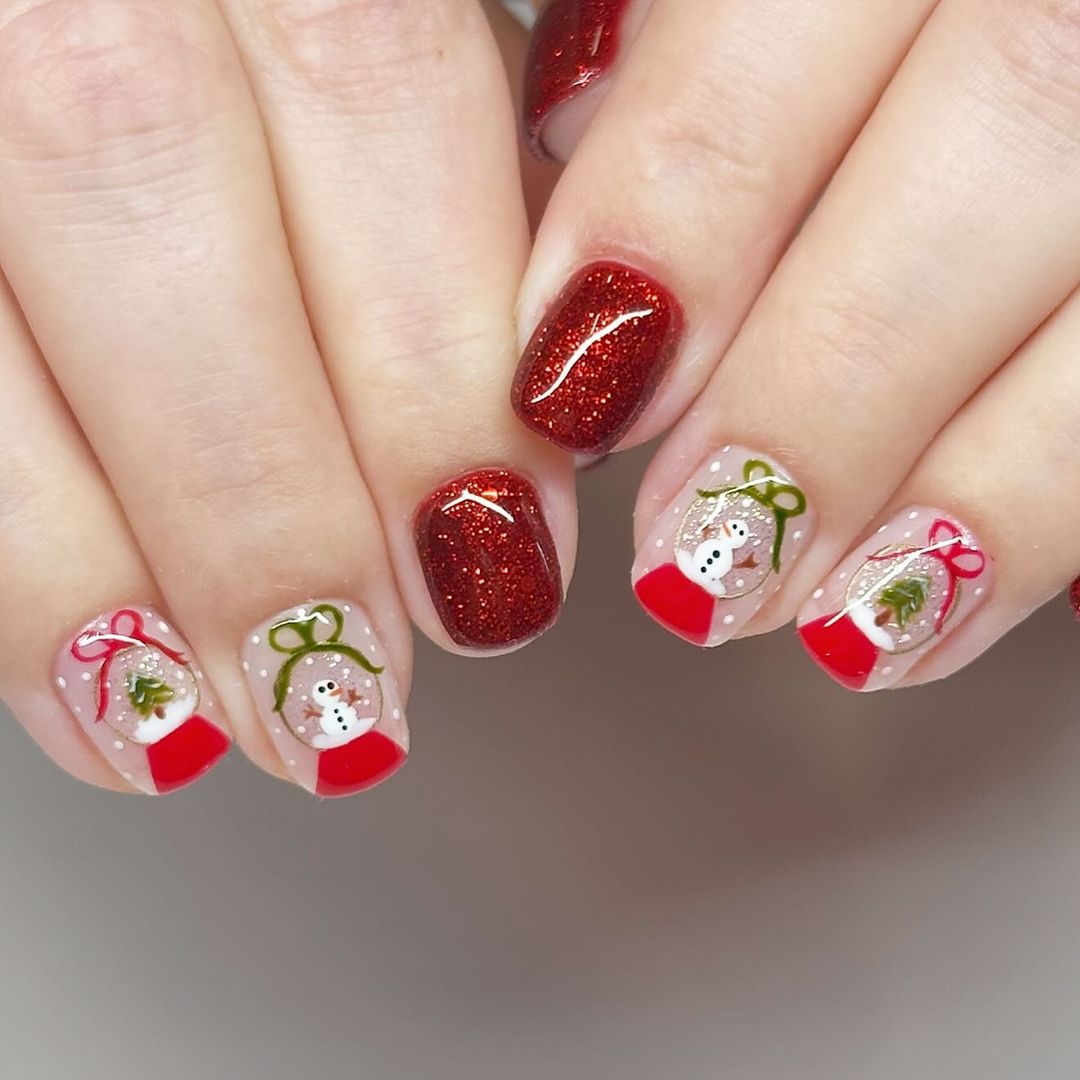 unhas curtas com globo de neve